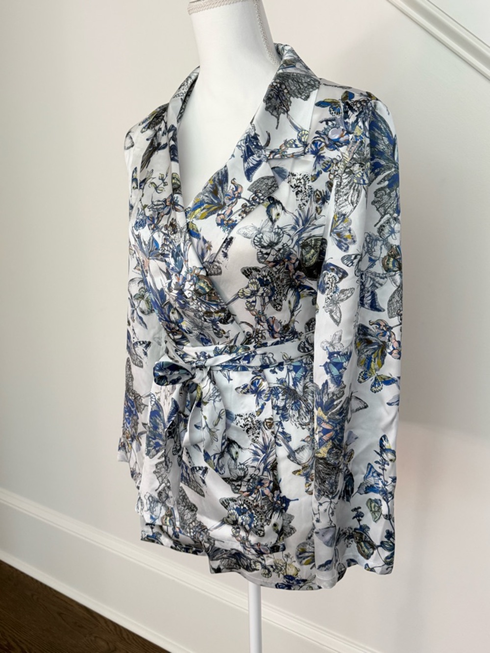 L'AGENCE Ciara Silk Butterfly Robe Jacket Top -size small - Picture 7 of 13